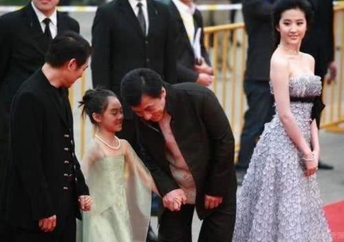 「过利智」李连杰女儿近照美过利智！七岁为刘德华伴舞，八岁陪成龙走红毯