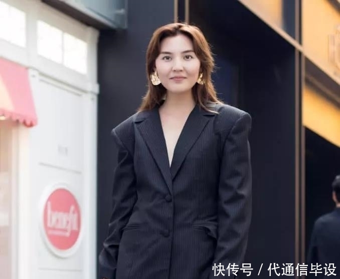 『拥有』街拍:拥有独特气质的女子,穿搭时尚,彰显迷人女性之美