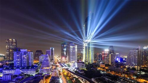 泰国第一高楼，白天被大家误会是烂尾楼，但到了晚上却美轮美奂