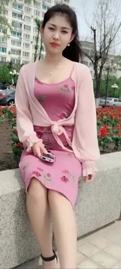 包臀连衣裙搭配粉色蕾丝开衫,小姐姐很有成熟可爱的美感