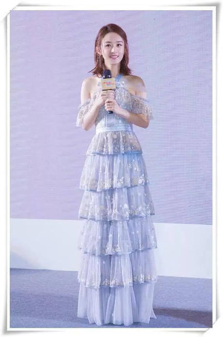 赵丽颖这是垫了多少层海绵？吊带裙都藏不住了，网友：大饱眼福！