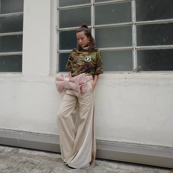 陈奕迅太太徐濠萦的时尚我不懂!蓝色花裙红色花外套，网友:村姑