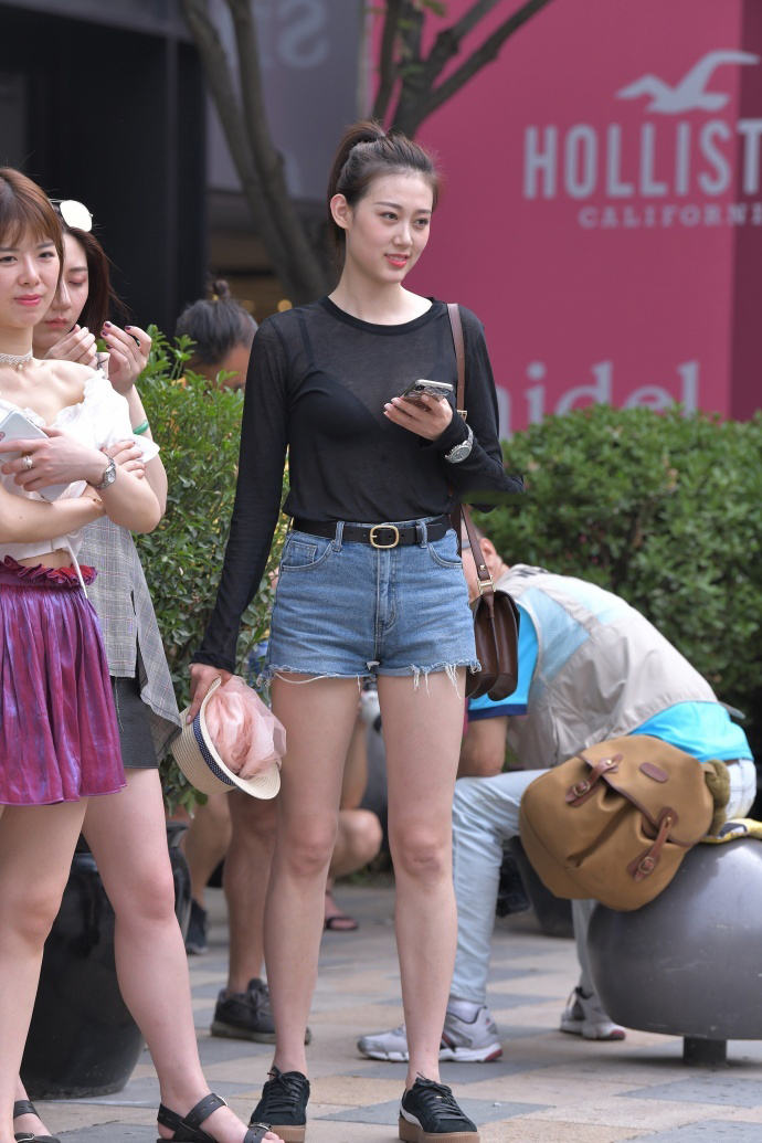 时尚小姐姐，穿半透明的黑色T恤，身材真好！