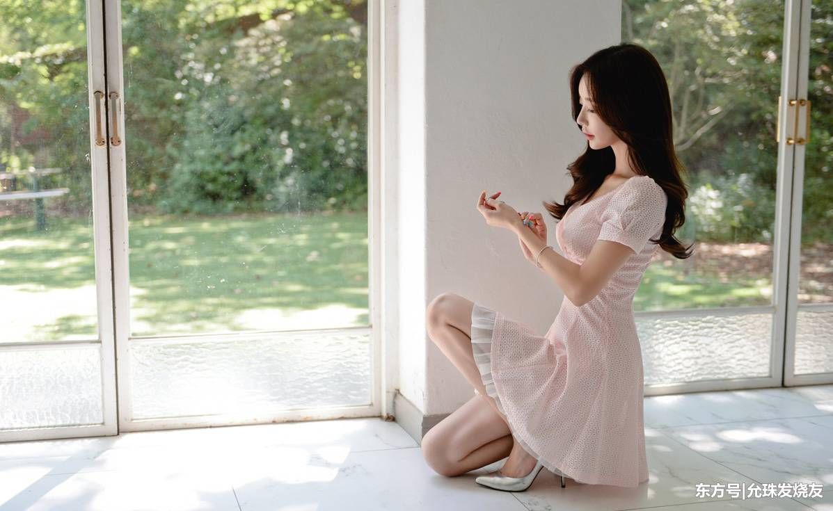 孙允珠蜜彩粉艳轻纱双层镂空小洋裙