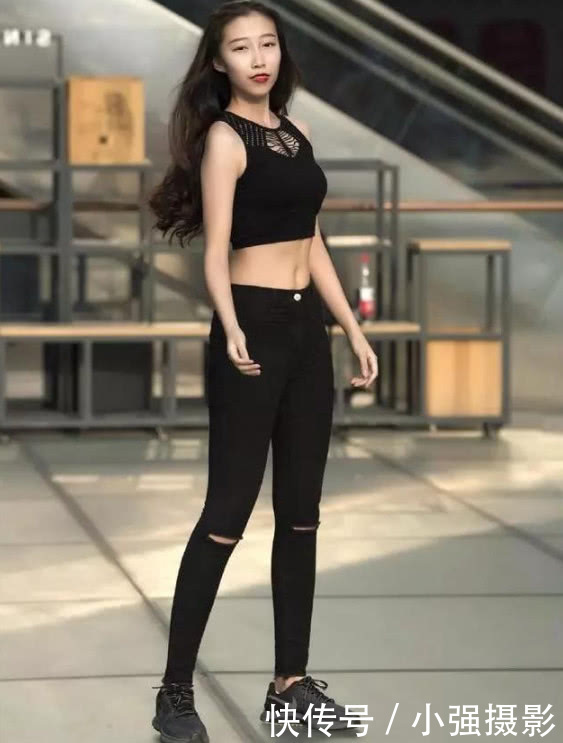 穿着黑色紧身裤的小姐姐，性感又显年轻魅力！