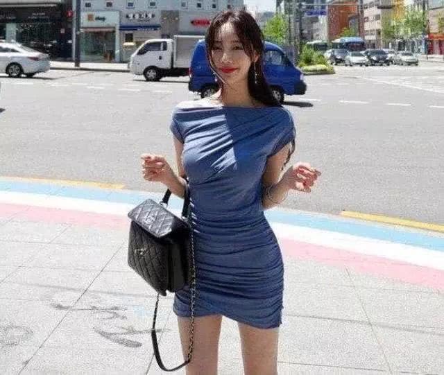 街拍：穿裹布出街的小姐姐，有一种摇摇欲坠的即视感！