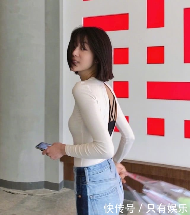 刘溪芮每次机场照都秀美腿,这次穿紧身“水手服”,照秀不误