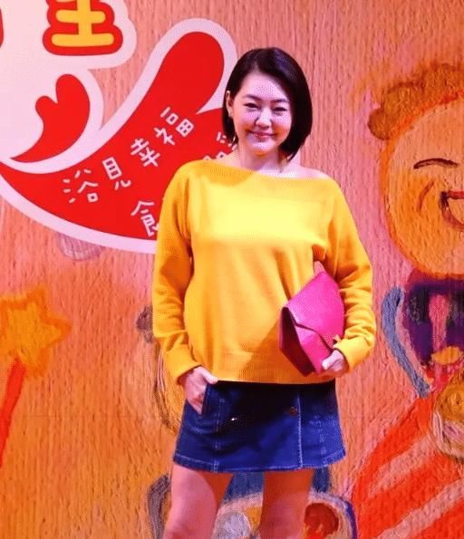 『小S』小S个子虽小,但身材比例很惊艳,穿黑色连衣裙藏不住大长腿