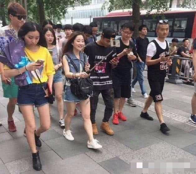 冯提莫一米五实锤!路人抓拍暴露真相,网友:滚出娱乐圈!