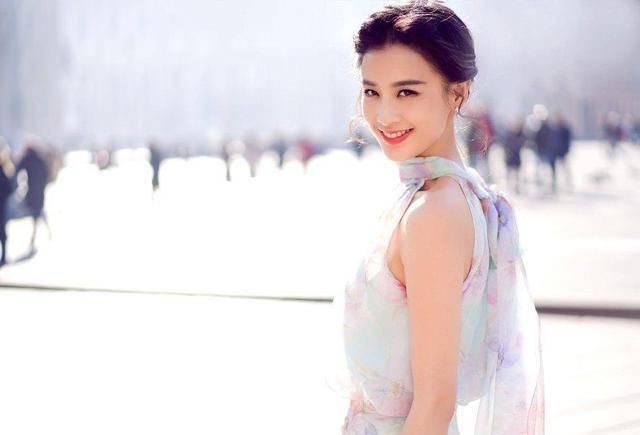 「 肚兜」对镜甜笑美成画报，黄圣依这是放飞自我了？穿“肚兜裙”秀香肩