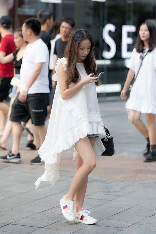 重庆街拍:穿出瘦小完美身材，紧身吊带上衣搭配高腰小脚牛仔裤