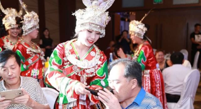 导游告诫：千万别喝苗族女孩的酒！游客非不听，只能自己承担后果