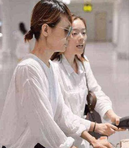 袁泉简约范儿现身机场，瘦成“纸片人”, 网友: 发型比唐晶美