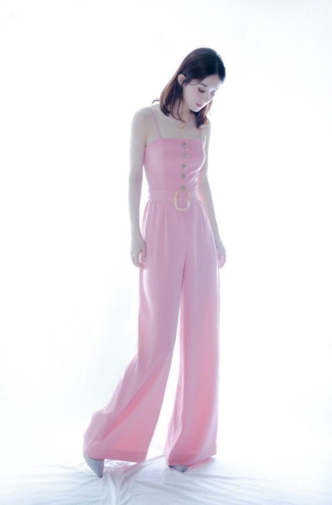 赵丽颖不过是穿对了一条裤子，身高马上被拉长了5倍多，真会玩！