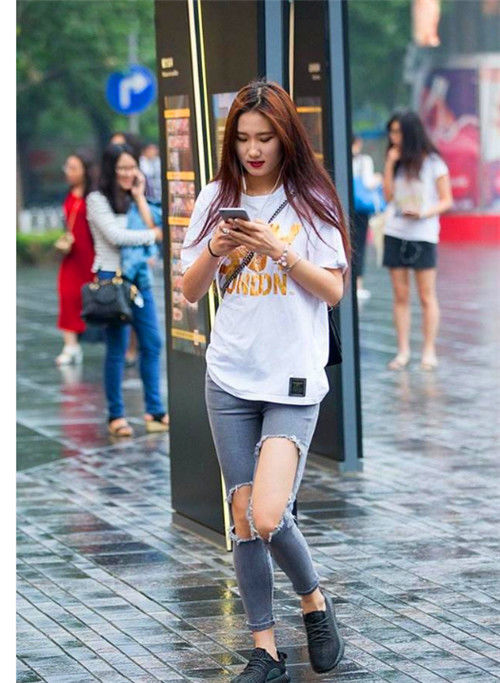 『小美女』街拍:眉目如画的小美女,一身简约大方的穿搭,潮流范儿十足