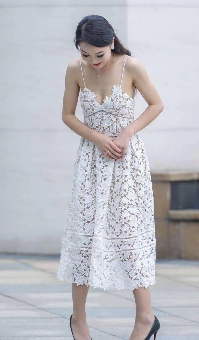 街拍：美女白色吊带蕾丝连衣裙，甜美可爱，有种初恋的味道！