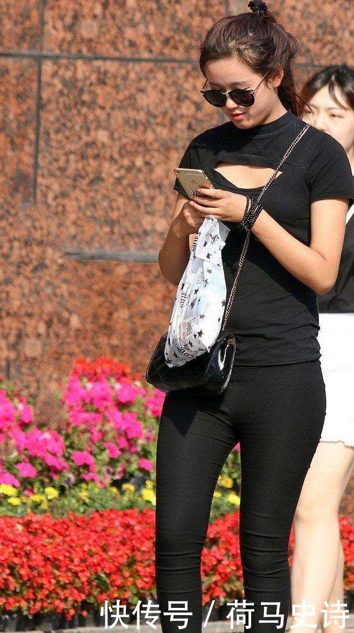 商业街街拍: 黑色紧身裤美女, 凸显傲人曲线身姿
