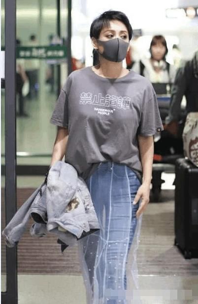 宁静现身机场，牛仔裤外套层薄纱潮翻了，网友:这裤子我可不敢穿