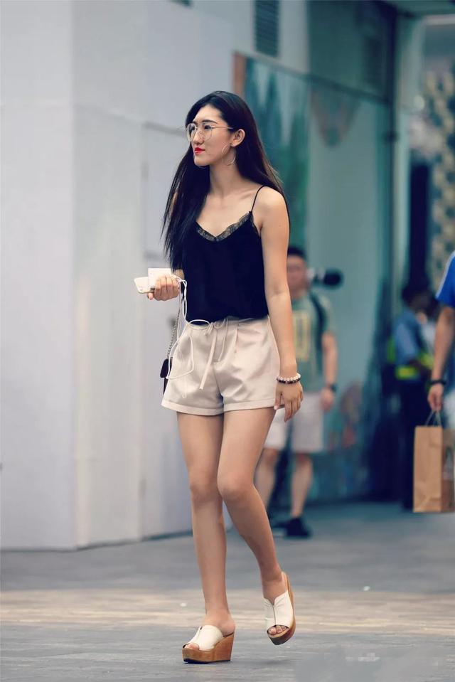 路人街拍：身材好，懂穿搭，个个娇艳欲滴，你是否有心动的感觉