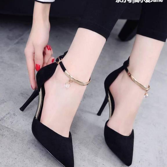 尖头高跟鞋打造优美弧度曲线，勾勒纤纤玉足