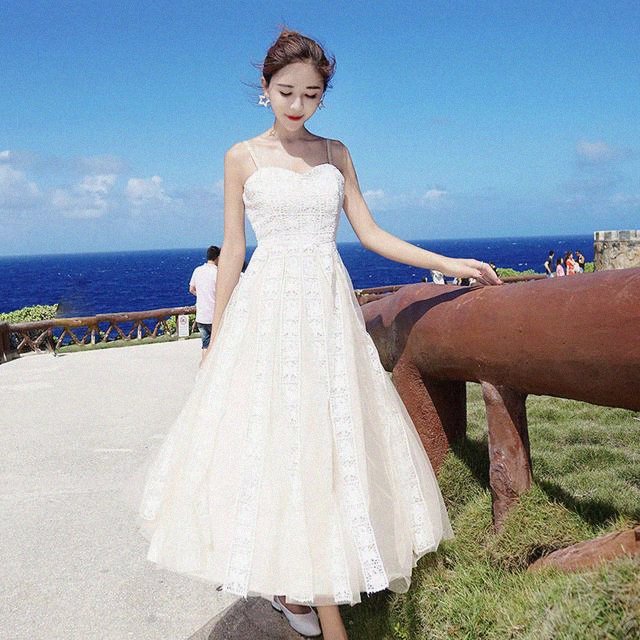 今年夏天姐姐买了好多小白裙，一件比一件漂亮