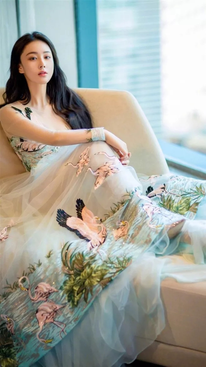 张馨予魅力不减！纯白T恤也能穿这么时尚，网友：都是半身裙给力