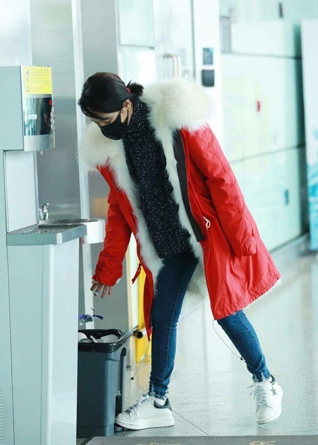 一件显黑的衣服，杨紫穿上身居然会白到反光!网友:底子好!