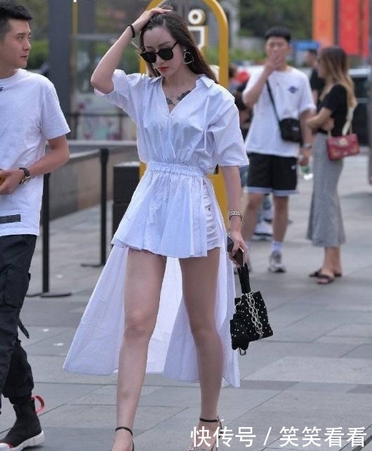  减龄：街拍集：要想甜美时尚又减龄，当然要选择白色连衣裙