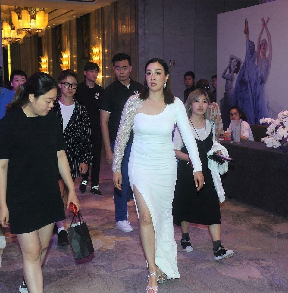 130斤的钟丽缇尝试紧身礼服，网友:比蒋欣可胖多了!