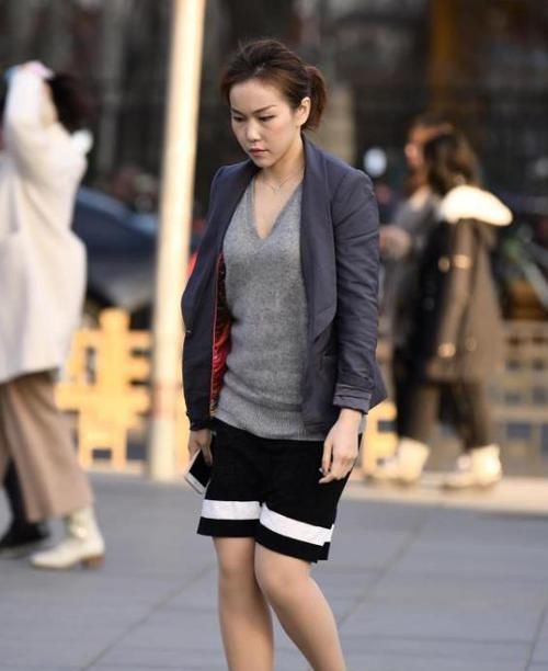 『碎花』养眼女神街拍：貌若天仙的美女，一件碎花连衣裙外搭白色开衫，唯美气质