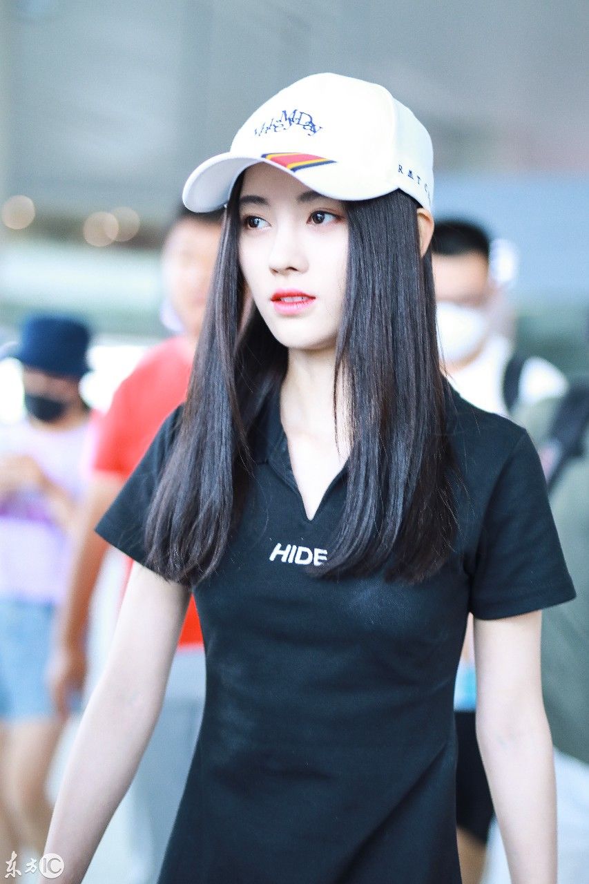 鞠婧祎现身机场，肤色美白抢镜夺目