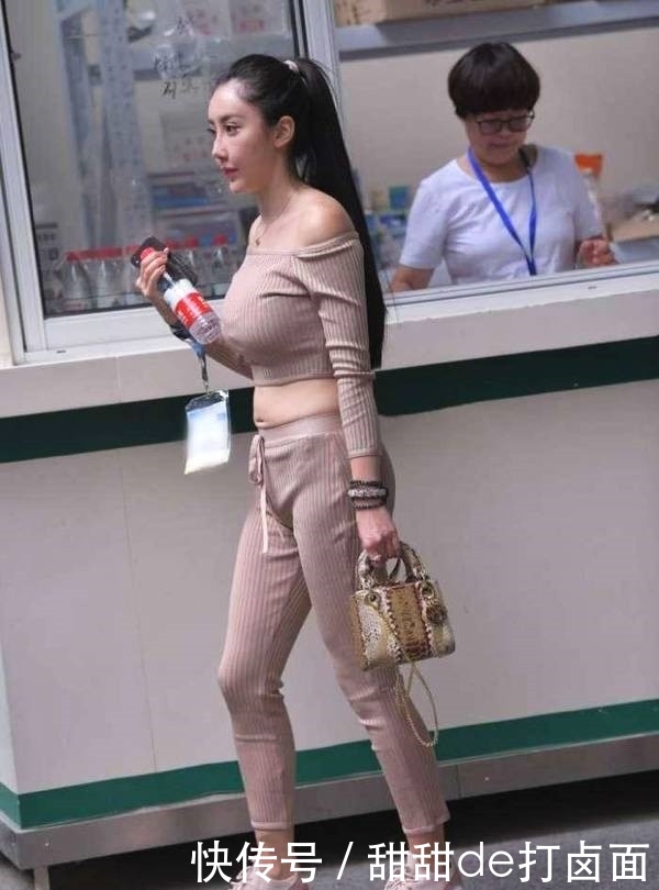  『度过』美女街拍小姐姐穿针织套装出街, 度过一个“温情”的秋天