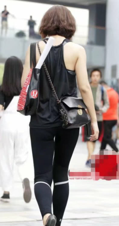 黑色紧身裤的翘臀美妇，穿着小透明的蕾丝上衣，散发着成熟的韵味