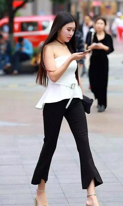  『紧身裤』街拍美女身材高挑的时尚紧身裤小姐姐，彰显不俗穿搭品味
