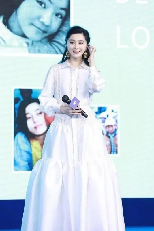  『格子』范爷愈来愈高姿态，穿亮片格子图案西装配线长卷发，超大型太阳眼镜气质A爆