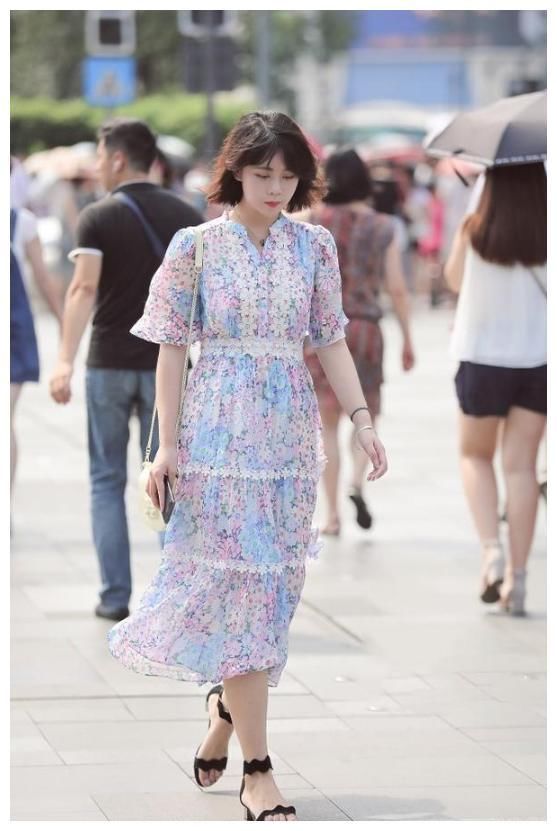 街拍：妩媚白皙的小姐姐，展现满满的青春活力