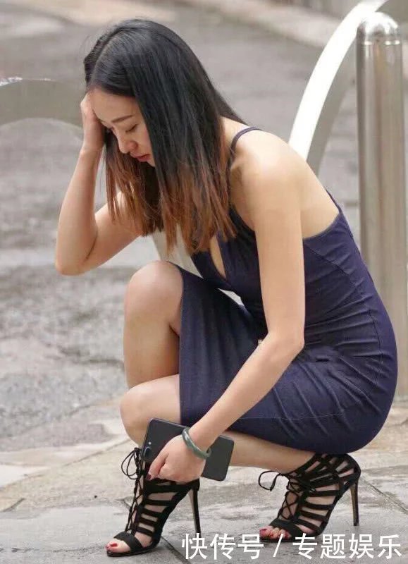 妩媚小姐姐身穿紧身吊带超短裙,丰腴的臀勾勒出弹性质感、均匀圆