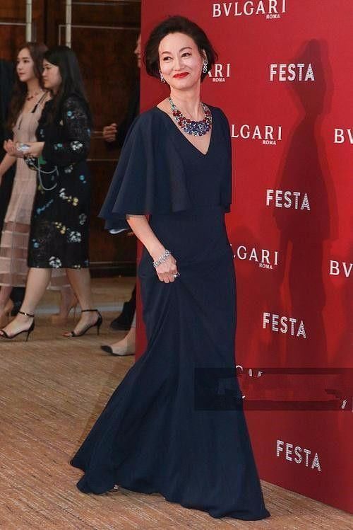 相差37岁撞衫，惠英红输了年龄赢了气质!网友:看不到她的皱纹!