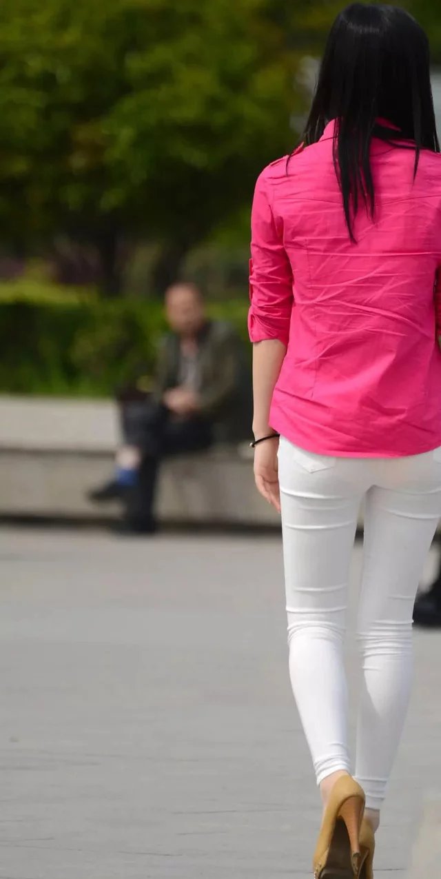 白色紧身裤配粉红色衬衫，青春妹子轻松搭配出靓丽的背影