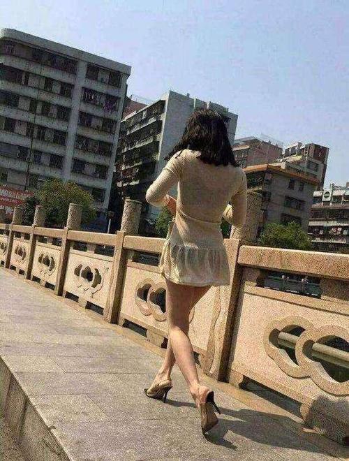 街拍:穿透视紧身裙的辣妈,好身材挡不住