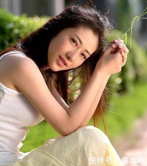 #低调#41岁刘思彤，出道22年形象多姿，如今低调嫁圈外富豪很幸福
