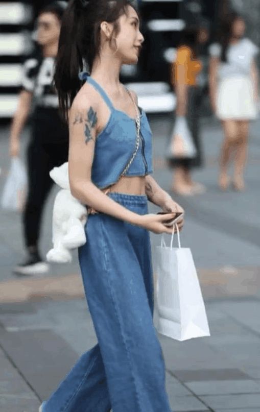 街拍: 小姐姐白色齐臀短裙秀美腿,少女心十足，美丽大方