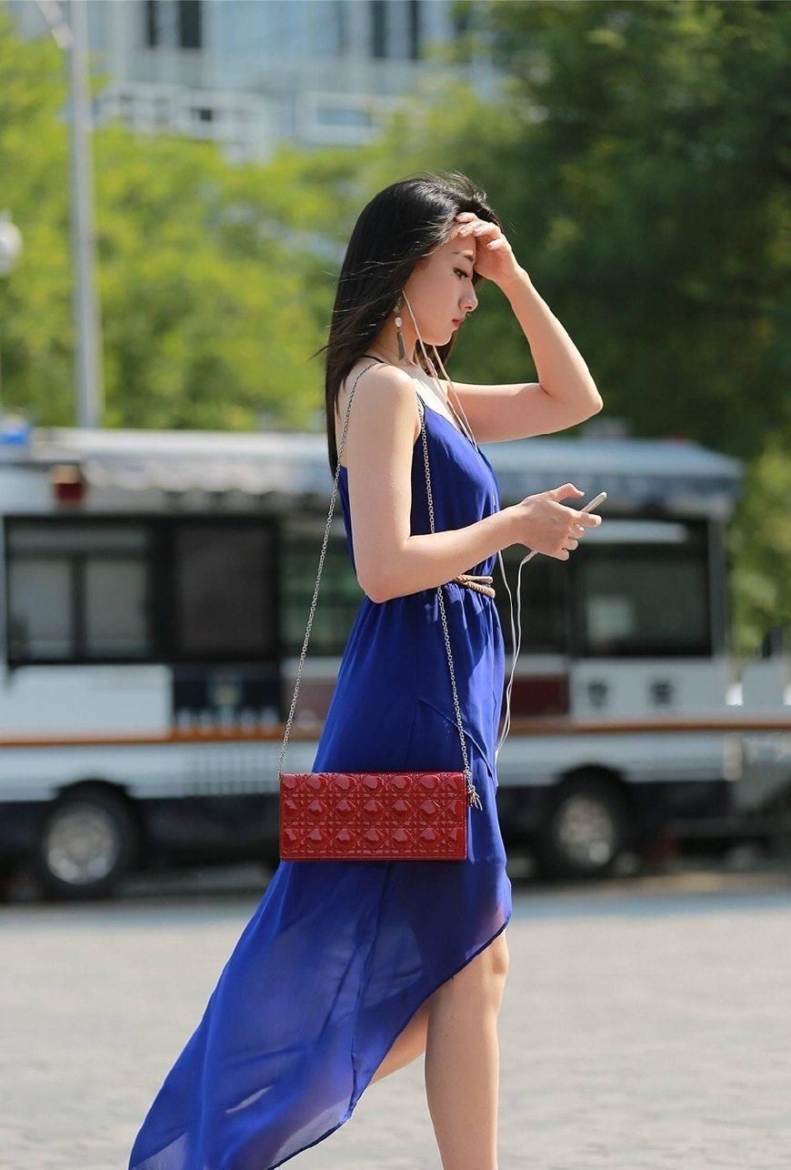 身穿蓝色吊带裙的高颜值美女，这气质堪称仙女了!