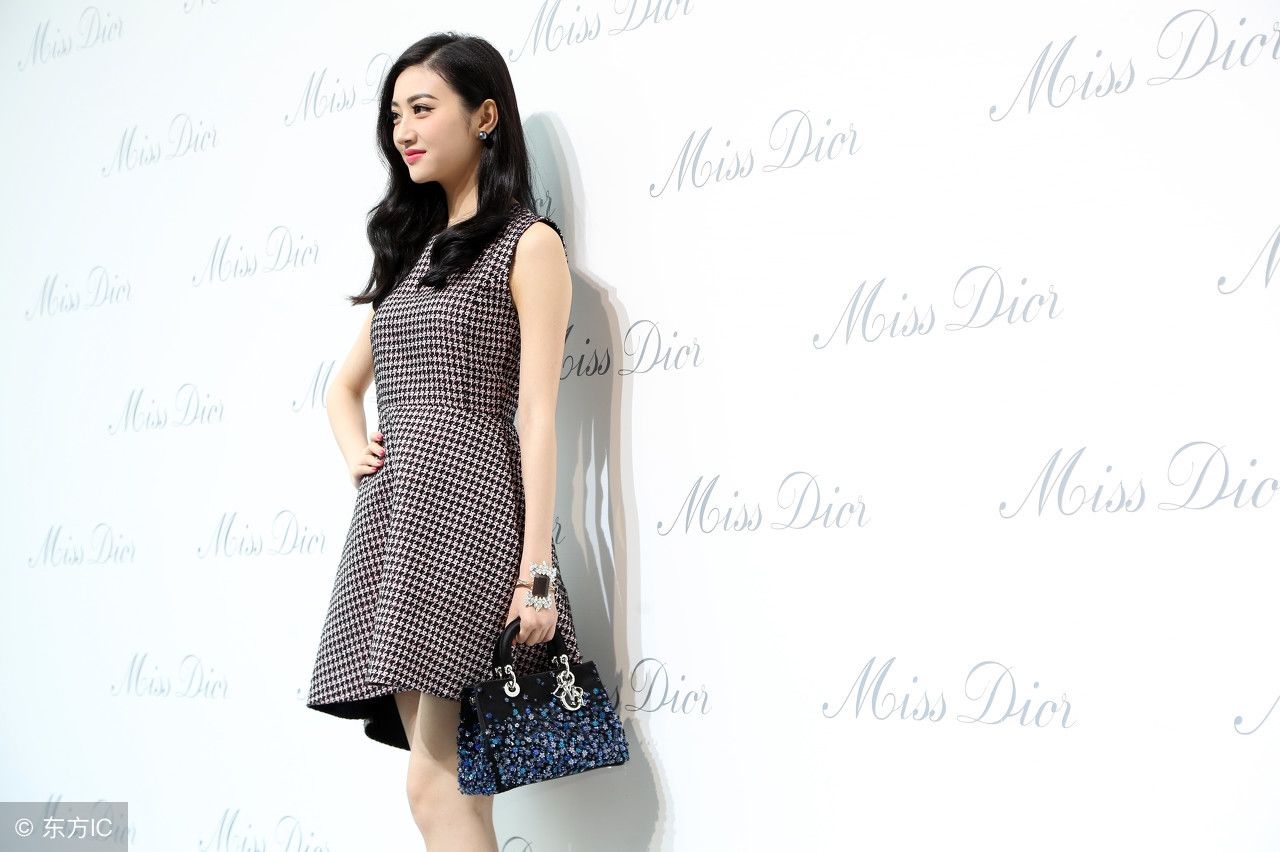 恋爱中的景甜就是美，迷你短裙脚踩高跟鞋，脸色红润有光泽