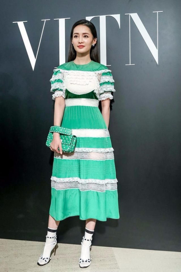 《如懿传》的容妃李沁，穿高跟鞋还要穿袜子，让人搞不懂