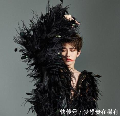 百分九C位队长蔡徐坤晒出九宫格照片,小伙伴