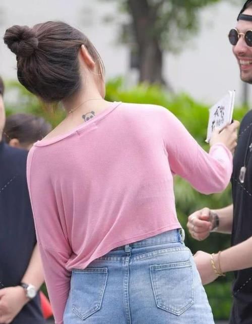  气质■街拍：身材高挑的美女，一件白色衬衫配红色皮裙，时尚魅力气质范