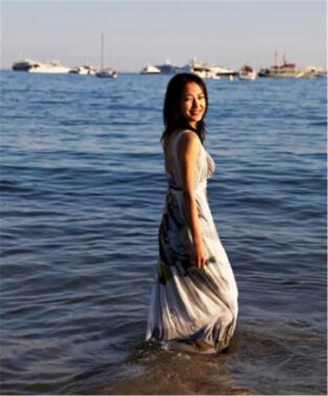 聂远老婆素颜真耐看，连眉毛都不用化，细看却撞脸应采儿了！