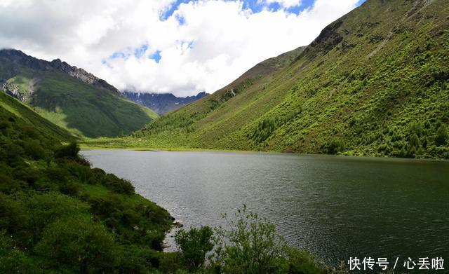 在四川，有一座被称作东方阿尔卑斯山，是国内距大城市最近的雪山