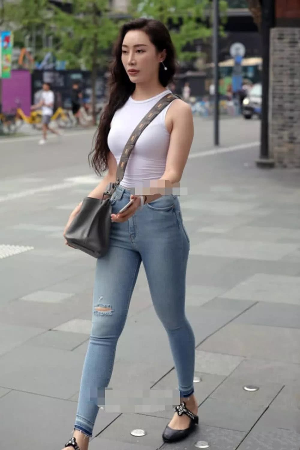 服了这3个姐姐！这么紧的牛仔裤也硬塞进去，却收到不一般的效果